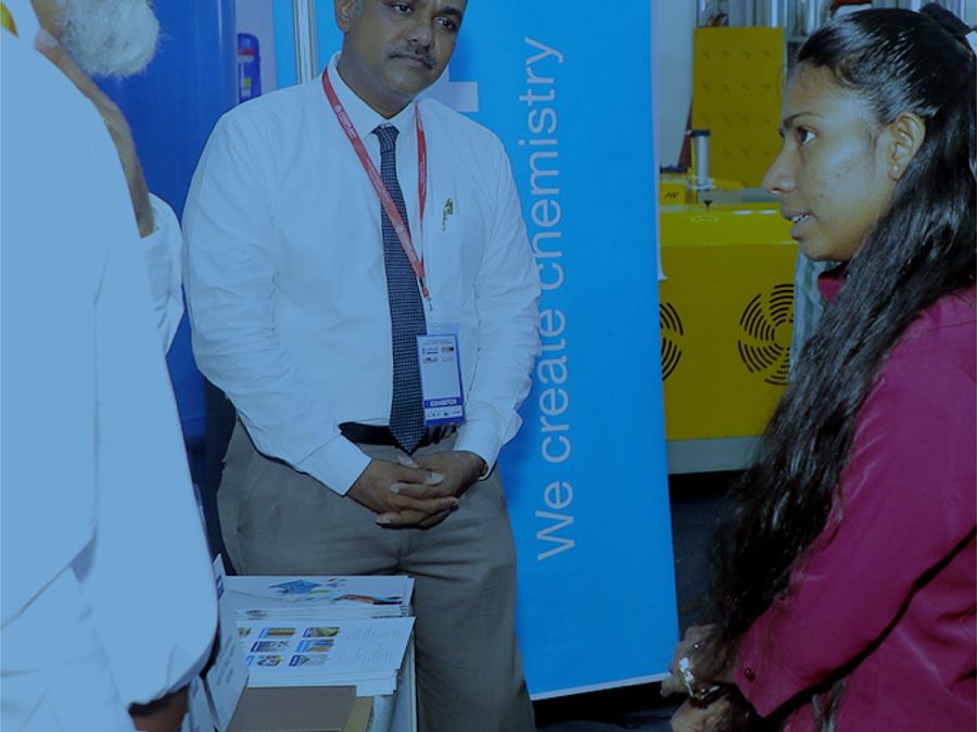 Business discussion at an exhibitor stand